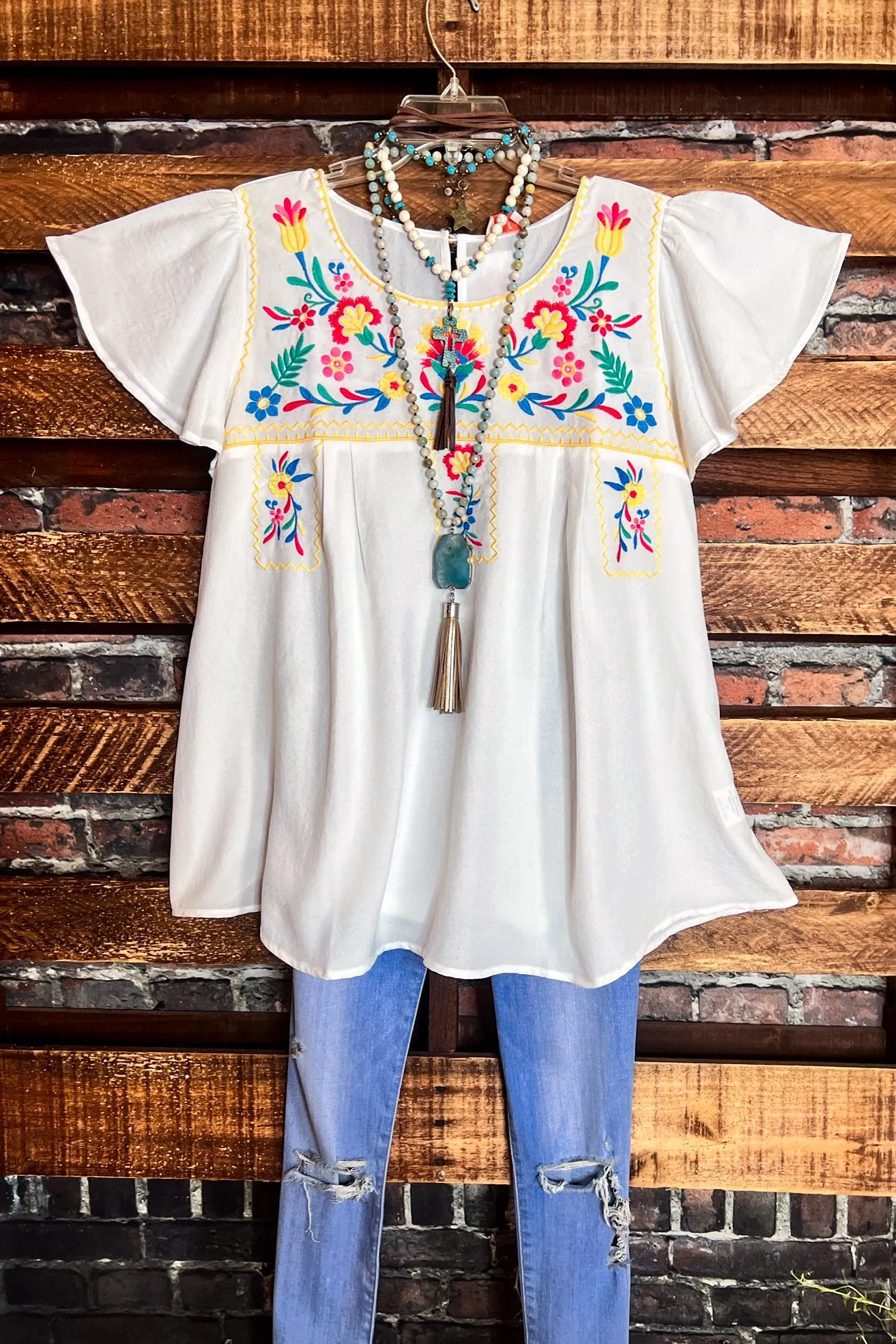 DELICATE GARDENS IVORY EMBROIDERED TOP