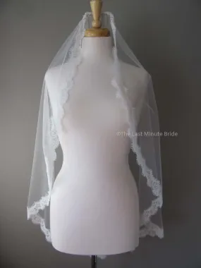 Fingertip Length Veil Style: Chantilly